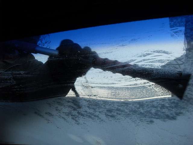 Los mejores trucos para quitar el hielo del coche sin dañar al cristal