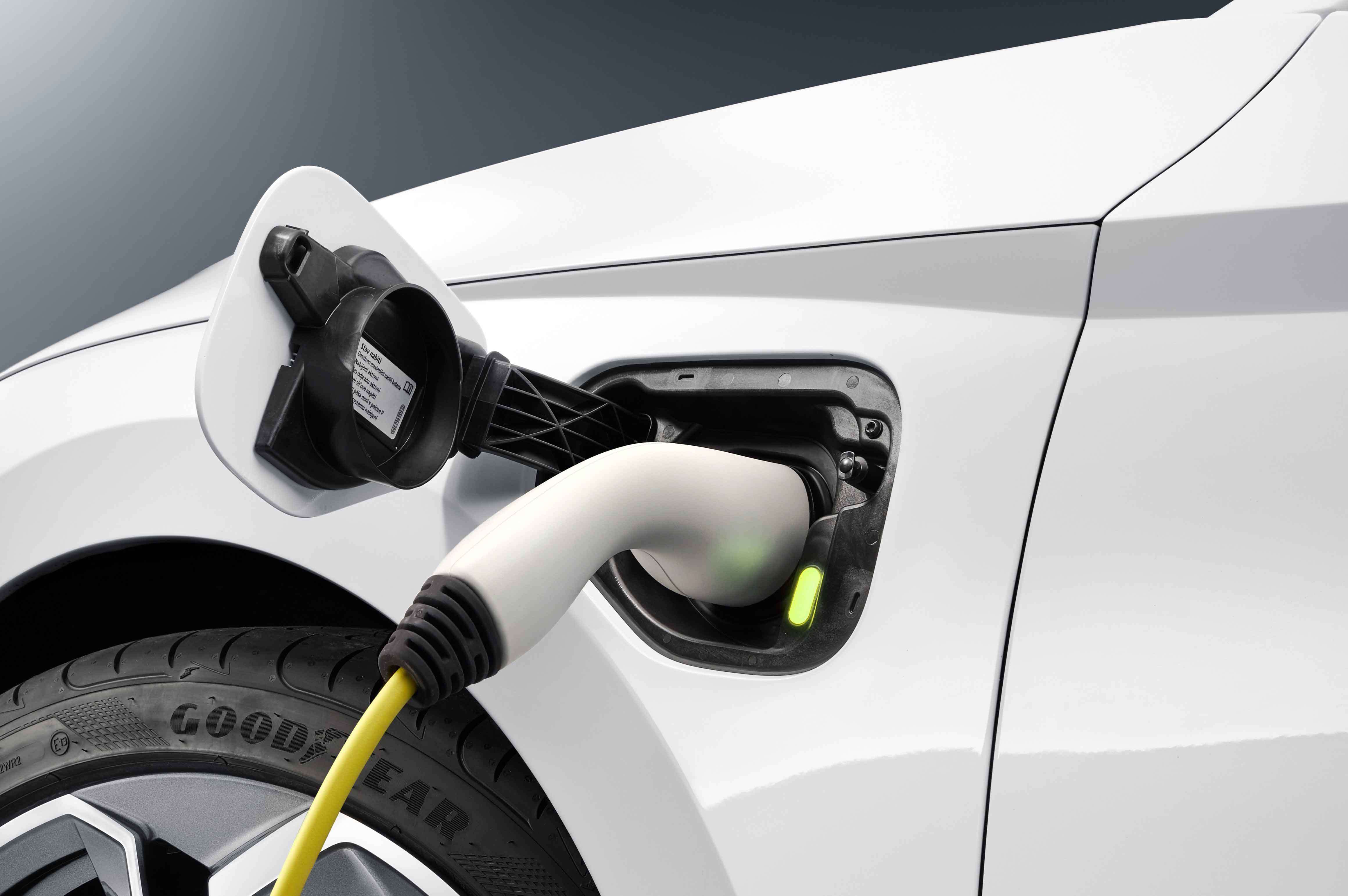 Los vehículos electrificados acumulan una de cada 10 ventas en 2022