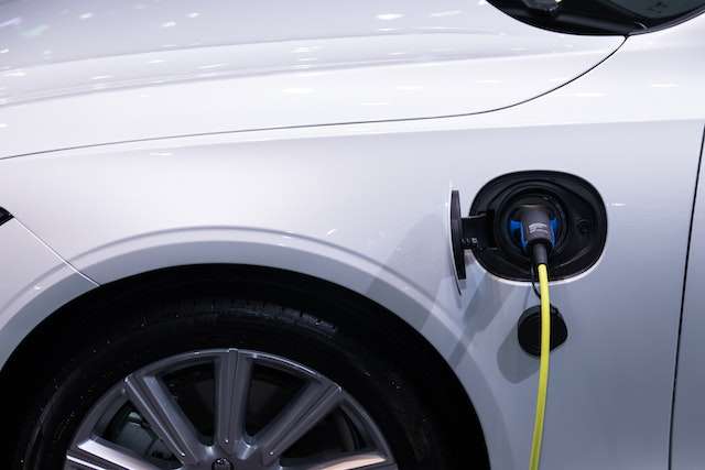 Las ventajas de los coches eléctricos se imponen a la subida de precios de la luz